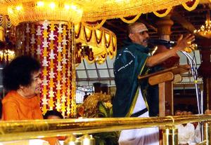 Vidwan K. G. Subraya Sharma delivering discourse at Puttaparthy in the august presense of Bhagavan Sri Satya Sai Baba (2006)
