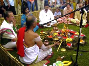 Potsdam ನಲ್ಲಿ Festivals of India ಕಾರ್ಯಕ್ರಮಗಳ ಉದ್ಘಾಟನೆಯ ಅಂಗವಾಗಿ ಶ್ರೀಶರ್ಮರು ಗಣಪತಿ ಪೂಜೆಯನ್ನು ಮಾಡುತ್ತಿರುವುದು