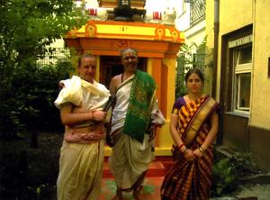 ಅನ್ನಪೂರ್ಣಾ ಮತ್ತು ಅಮರಪ್ರಭು ಹಿಂದೂಧರ್ಮಕ್ಕೆ ಪರಿವರ್ತಿತರಾಗಿರುವ ಜರ್ಮನ್ ದಂಪತಿಗಳೊಂದಿಗೆ ಶ್ರೀಶರ್ಮರು