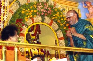 ಪುಟ್ಟಪರ್ತಿಯ 'ಪ್ರಶಾಂತಿ ನಿಲಯ'ದಲ್ಲಿ ಪ್ರವಚನ ಸಂದರ್ಭದಲ್ಲಿ ಭಗವಾನ್ ಶ್ರೀ ಸತ್ಯಸಾಯಿಬಾಬಾರವರಿಂದ ವಿದ್ವಾನ್ ಕೆ. ಜಿ. ಸುಬ್ರಾಯಶರ್ಮರಿಗೆ ವಿಶೇಷ ಸಂದರ್ಶನ ಹಾಗೂ ವಿಶೇಷ ಅನುಗ್ರಹ ಹಾಗೂ ಆಶೀರ್ವಾದ (11-8-2006)