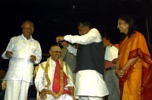 ೧-೧೧-೨೦೦೫ನೇ ಮಂಗಳವಾರದಂದು ಬೆಂಗಳೂರಿನ ರವೀಂದ್ರ ಕಲಾಕ್ಷೇತ್ರದಲ್ಲಿ ಕರ್ನಾಟಕ ಸರ್ಕಾರದ ಸನ್ಮಾನ್ಯ ಮುಖ್ಯಮಂತ್ರಿಗಳಾದ  ಶ್ರೀ ಎನ್. ಧರ್ಮಸಿಂಗ್ ರವರಿಂದ ವಿದ್ವಾನ್ ಕೆ. ಜಿ. ಸುಬ್ರಾಯಶರ್ಮರಿಗೆ ಸುವರ್ಣ ಕರ್ನಾಟಕ ರಾಜ್ಯೋತ್ಸವ ಪ್ರಶಸ್ತಿ ಪ್ರದಾನ ಮತ್ತು ಸುವರ್ಣ ಕಂಠಾಭರಣ ಪದಕದ ಗೌರವ ಸಮರ್ಪಣೆ