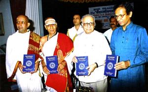 ರಾಜಭವನದಲ್ಲಿ ಸನ್ಮಾನ್ಯ ರಾಜ್ಯಪಾಲರಾದ ಘನತೆವೆತ್ತ  ಶ್ರೀ ಟಿ. ಎನ್. ಚತುರ್ವೇದಿಯವರಿಂದ ವಿದ್ವಾನ್ ಕೆ. ಜಿ. ಸುಬ್ರಾಯಶರ್ಮರ 'वेदान्तसंवत्सरः' ಕೃತಿರತ್ನದ ಲೋಕಾರ್ಪಣಸಮಾರಂಭದಲ್ಲಿ ಶತಾವಧಾನಿ ಡಾ।। ರಾ. ಗಣೇಶ್, ವಿದ್ವಾನ್ ಮತ್ತೂರು ಅಶ್ವತ್ಥನಾರಾಯಣಾವಧಾನಿಗಳೊಂದಿಗೆ ಶ್ರೀ ಶರ್ಮರು 