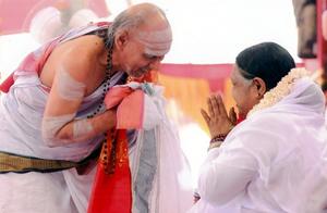 ಮಂಗಳೂರಿನಲ್ಲಿ ನಡೆದ ಸತ್ಸಂಗಭಜನಕಾರ್ಯಕ್ರಮದಲ್ಲಿ ಪೂಜ್ಯ ಮಾತಾ ಅಮೃತಾನಂದಮಯಿ ಅವರಿಂದ ವಿದ್ವಾನ್ ಕೆ. ಜಿ. ಸುಬ್ರಾಯಶರ್ಮಾರವರಿಗೆ ವಿಶೇಷ ಸಂದರ್ಶನ - ಆಶೀರ್ವಾದ. 10-1-2016, ಭಾನುವಾರ