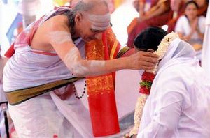 ಮಂಗಳೂರಿನಲ್ಲಿರುವ ಬ್ರಹ್ಮಸ್ಥಾನಂ ದೇವಾಲಯದಲ್ಲಿ ನಡೆದ ಸತ್ಸಂಗ ಭಜನ ಕಾರ್ಯಕ್ರಮದಲ್ಲಿ ಪರಮಪೂಜ್ಯ ಮಾತಾ ಅಮೃತಾನಂದಮಯಿಯವರಿಗೆ ವಿದ್ವಾನ್ ಕೆ. ಜಿ. ಸುಬ್ರಾಯಶರ್ಮರಿಂದ ಪ್ರಪ್ರಥಮ ಭಕ್ತಿಪೂರ್ವಕ ಮಾಲಾರ್ಪಣೆ ; 10-1-2016, ಭಾನುವಾರ