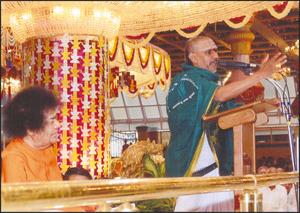 Vidwan K. G. Subraya Sharma delivering discourse at Puttaparthy in the august presense of Bhagavan Sri Satya Sai Baba (2006)