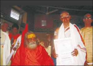 Vidwan K. G. Subraya Sharma being conferred the Mahāmahopādhyāya Title in Ayodhya (2009)