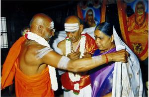 30-10-2010ರಂದು 'ಶಾಂತಿಮಂತ್ರಗಳು' ಗ್ರಂಥದ ಲೋಕಾರ್ಪಣ ಸಮಾರಂಭದಲ್ಲಿ ವಿದ್ವಾನ್ ಕೆ. ಜಿ. ಸುಬ್ರಾಯಶರ್ಮಾ ದಂಪತಿಗಳಿಗೆ ಪೂಜ್ಯ ಸ್ವಾಮೀಜಿಯವರಿಂದ ಸನ್ಮಾನ