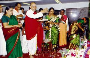 'ಶ್ರೀ ಸಾಯಿ ಪಾರ್ಟಿ ಹಾಲ್'ನಲ್ಲಿ ವಿದ್ವಾನ್ ಕೆ. ಜಿ. ಸುಬ್ರಾಯಶರ್ಮರು ವೇದಾಂತ ಉಪನ್ಯಾಸವನ್ನು ಮಾಡುತ್ತಿರುವುದು-09-09-2012