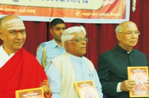 29-12-2013, ಭಾನುವಾರದಂದು ರಾಜಭವನದಲ್ಲಿ ನಡೆದ ಗ್ರಂಥಲೋಕಾರ್ಪಣ ಸಮಾರಂಭದಲ್ಲಿ ಘನತೆವೆತ್ತ ಸನ್ಮಾನ್ಯ ರಾಜ್ಯಪಾಲರ ಜೊತೆಯಲ್ಲಿ ವಿದ್ವಾನ್ ಕೆ. ಜಿ. ಸುಬ್ರಾಯಶರ್ಮಾರವರು