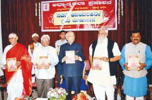`ವಿದ್ಯಾವಿಧಿನಿಧಿ' ಕೆ. ಜಿ. ಸುಬ್ರಾಯಶರ್ಮಾರವರು ರಾಜಭವನದಲ್ಲಿ ಗ್ರಂಥಲೋಕಾರ್ಪಣ ಸಮಾರಂಭದಲ್ಲಿ ಘನತೆವೆತ್ತ ಸನ್ಮಾನ್ಯ ರಾಜ್ಯಪಾಲರ ಜೊತೆಯಲ್ಲಿ, 29-12-2013, ಭಾನುವಾರ