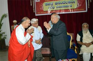 ವಿದ್ವಾನ್ ಕೆ. ಜಿ. ಸುಬ್ರಾಯಶರ್ಮರೂ ಮತ್ತು ಘನತೆವೆತ್ತ ಕರ್ನಾಟಕ ರಾಜ್ಯಪಾಲರಾದ ಸನ್ಮಾನ್ಯ ಡಾ ॥ ಹಂಸರಾಜ್ ಭಾರದ್ವಾಜರೂ ಪರಸ್ಪರ ಅಭಿನಂದಿಸುತ್ತಿರುವುದು, 29-12-2013, ಭಾನುವಾರ