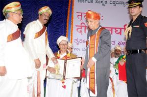 ಕರ್ನಾಟಕ ಸಂಸ್ಕೃತ ವಿಶ್ವವಿದ್ಯಾಲಯದಿಂದ ವಿದ್ವಾನ್ ಕೆ. ಜಿ. ಸುಬ್ರಾಯಶರ್ಮಾರವರಿಗೆ ಕರ್ನಾಟಕದ ಘನತೆವೆತ್ತ ಸನ್ಮಾನ್ಯರಾಜ್ಯಪಾಲರಾದ ಡಾ ॥ ಹಂಸರಾಜ್ ಭಾರದ್ವಾಜ್ ರವರಿಂದ ಗೌರವ ಡಾಕ್ಟರೇಟ್ ಡಿಗ್ರಿ ಪ್ರದಾನ, 7-5-2014, ಬುಧವಾರ