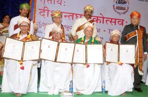 ಕರ್ನಾಟಕ ಸರ್ಕಾರದ ಘನತೆವೆತ್ತ ರಾಜ್ಯಪಾಲರೂ ವಿಶ್ವವಿದ್ಯಾಲಯದ ಕುಲಧಿಪತಿಗಳೂ ಆದ ಸನ್ಮಾನ್ಯ ಡಾ ॥ ಹಂಸರಾಜ್ ಭಾರದ್ವಾಜರೊಂದಿಗೆ - ಗೌರವ ಡಾಕ್ಟರೇಟ್ ಪಡೆದ ವಿದ್ವಾಂಸರುಗಳ ಜೊತೆಯಲ್ಲಿ ಡಾ ॥ ಕೆ. ಜಿ. ಸುಬ್ರಾಯಶರ್ಮಾಜಿಯವರು, 7-5-2014, ಬುಧವಾರ