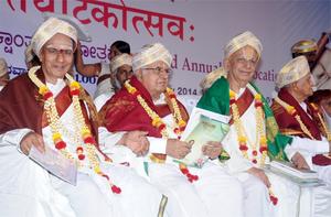 ಕರ್ನಾಟಕ ಸಂಸ್ಕೃತ ವಿಶ್ವವಿದ್ಯಾಲಯದಿಂದ `ಗೌರವ ಡಾಕ್ಟರೇಟ್' ಡಿಗ್ರಿಯನ್ನು ಸ್ವೀಕರಿಸಿದ ಸಂದರ್ಭದಲ್ಲಿ ವಿದ್ವಾಂತರೊಂದಿಗೆ ಡಾ ॥ ಕೆ. ಜಿ. ಸುಬ್ರಾಯಶರ್ಮಾರವರು, 7-5-2014, ಬುಧವಾರ