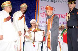 ಕರ್ನಾಟಕ ಸಂಸ್ಕೃತ ವಿಶ್ವವಿದ್ಯಾಲಯದಿಂದ ವಿದ್ವಾನ್ ಕೆ. ಜಿ. ಸುಬ್ರಾಯಶರ್ಮಾರವರಿಗೆ ಕರ್ನಾಟಕದ ಘನತೆವೆತ್ತ ಸನ್ಮಾನ್ಯರಾಜ್ಯಪಾಲರಾದ ಡಾ ॥ ಹಂಸರಾಜ್ ಭಾರದ್ವಾಜ್ ರವರಿಂದ ಗೌರವ ಡಾಕ್ಟರೇಟ್ ಡಿಗ್ರಿ ಪ್ರದಾನ, 7-5-2014, ಬುಧವಾರ