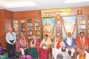 `ಗೀತೋಪನಿಷತ್'-68 ಲೋಕಾರ್ಪಣ ಸಮಾರಂಭದಲ್ಲಿ ಡಾ ॥ ಕೆ. ವಿ. ರಾಮು, ಶ್ರೀಮತಿ ರುಕ್ಮಿಣಿ ರಾಮು (USA), ಡಾ ॥ ಡಿ. ಸಿ. ರಾವ್ (USA), ಡಾ ॥ ವಿಜಯೇಂದ್ರ ಮುನಿಕೋಟಿ (ಜರ್ಮನಿ), ಶ್ರೀ ಸಿ. ಎ. ಸಂಜೀವಮೂರ್ತಿಗಳು ಮಾತನಾಡುತ್ತಿದ್ದಾರೆ. 31-12-2015, ಗುರುವಾರ