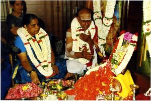25-07-2010 ಭಾನುವಾರ 'ಗುರುಪೂರ್ಣಿಮೆ'ಯಂದು ವಿದ್ವಾನ್ ಕೆ. ಜಿ. ಸುಬ್ರಾಯಶರ್ಮಾ ಮತ್ತು ಶ್ರೀಮತಿ ಎಸ್. ರಾಜೇಶ್ವರೀಶರ್ಮಾ-ದಂಪತಿಗಳಿಂದ ಸದ್ಗುರುಪೂಜೆ.