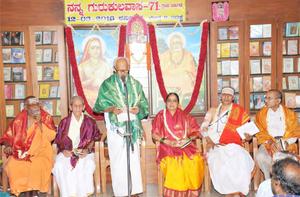 `ನನ್ನ ಗುರುಕುಲವಾಸ'-71 ಕೃತಿರತ್ನದ ಲೋಕಾರ್ಪಣ ಸಮಾರಂಭದಲ್ಲಿ ಶ್ರೀಯುತ ಕೆ. ಎಂ. ಶ್ರೀನಿವಾಸ ಭಟ್ಟರು ಮಾತನಾಡುತ್ತಿದ್ದಾರೆ. 12-3-2016, ಶನಿವಾರ