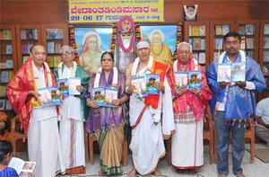`ವೇದಾಂತಡಿಂಡಿಮಸಾರ'-86; ಗ್ರಂಥರತ್ನದ ಲೋಕಾರ್ಪಣ ಸಮಾರಂಭ; 29-6-2017, ಗುರುವಾರ ವಿದ್ವಾನ್ ಕೆ. ಪಿ. ರತ್ನಾಕರಭಟ್ಟರು, ಶ್ರೀ ವೈ. ಎಸ್. ಸುಬ್ರಹ್ಮಣ್ಯ, ಶ್ರೀ ಪಿ. ಆರ್. ಶಿವಶಂಕರ್, ಶ್ರೀ ಎಸ್. ಶ್ರೀಹರಿ - ಇವರೊಂದಿಗೆ ಲೇಖಕ ಡಾ ॥ ವಿದ್ವಾನ್ ಕೆ. ಜಿ. ಸುಬ್ರಾಯಶರ್ಮಾದಂಪತಿಗಳು.