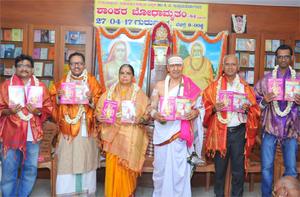 ಶಾಂಕರಬೋಧಾಮೃತಂ'-84 ಕೃತಿರತ್ನದ ಲೋಕಾರ್ಪಣ ಸಮಾರಂಭ; 27-4-2017, ಗುರುವಾರ ಸನ್ಮಾನ್ಯರಾದ ಸಚ್ಚಿದಾನಂದಮೂರ್ತಿ, ಎಂ. ಎಸ್. ಕೃಷ್ಣಮೂರ್ತಿ, ಬಿ. ಜಿ. ನಾಗರಾಜ, ಕೆ. ವಿನಯ್ ಇವರೊಂದಿಗೆ ಲೇಖಕ ಡಾ ॥ ವಿದ್ವಾನ್ ಕೆ. ಜಿ. ಸುಬ್ರಾಯಶರ್ಮಾದಂಪತಿಗಳು.