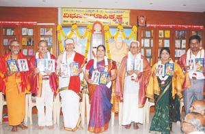 `ಭುವಿ ವೇದಾಂತೈಕಶ್ರೇಷ್ಠರತ್ನ' ವಿದ್ವಾನ್ ಕೆ. ಜಿ. ಸುಬ್ರಾಯಶರ್ಮಾರವರ ಕೃತಿರತ್ನ `ವಿಭೂತಿರೂಪಿಕೃಷ್ಣ' ಲೋಕಾರ್ಪಣ ಸಮಾರಂಭದಲ್ಲಿ ಮುಖ್ಯ ಅತಿಥಿಗಳು - 20-11-2012