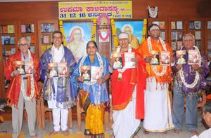 `ಉಪಮಾ ಕಾಳಿದಾಸಸ್ಯ'-80 ; ಗ್ರಂಥರತ್ನದ ಲೋಕಾರ್ಪಣ ಸಮಾರಂಭ; 31-12-2016, ಶನಿವಾರ ಡಾ ॥ ಕೆ. ವಿ. ರಾಮು (USA), ಡಾ ॥ ಡಿ. ಸಿ. ರಾವ್ (USA), ಶ್ರೀ ಎನ್. ಕಾರ್ತಿಕೇಯನ್, ಶ್ರೀ ಎಸ್. ಆರ್. ಅನಂತಮೂರ್ತಿಗಳೊಂದಿಗೆ ವಿದ್ವಾನ್ ಡಾ ॥ ಕೆ. ಜಿ. ಸುಬ್ರಾಯಶರ್ಮಾದಂಪತಿಗಳು.