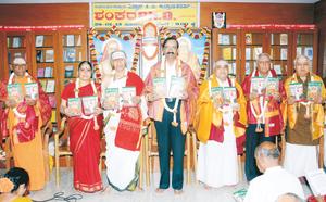 ವಿದ್ವಾನ್ ಕೆ. ಜಿ. ಸುಬ್ರಾಯಶರ್ಮಾರವರ `ಶಂಕರ Ph.D.' ಗ್ರಂಥವನ್ನು ಕರ್ನಾಟಕ ಸಂಸ್ಕೃತ ವಿಶ್ವವಿದ್ಯಾಲಯದ ಸನ್ಮಾನ್ಯ ಕುಲಪತಿಗಳಾದ ಗೌರವಾನ್ವಿತ ಪ್ರೊ ॥ ಮಲ್ಲೇಪುರಂ ಜಿ. ವೆಂಕಟೇಶರವರು ಲೋಕಾರ್ಪಣೆ ಮಾಡುತ್ತಿರುವುದು - ಸೋಮವಾರ, 28-1-2013