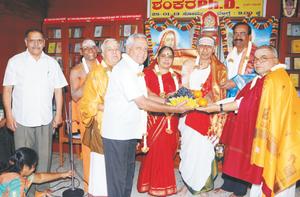 ವೇದಾಂತಚಕ್ರವರ್ತಿ ವಿದ್ವಾನ್ ಕೆ. ಜಿ. ಸುಬ್ರಾಯಶರ್ಮಾ ದಂಪತಿಗಳಿಗೆ `ಶಂಕರ Ph.D.' ಕೃತಿರತ್ನದ ಲೋಕಾರ್ಪಣ ಸಮಾರಂಭದಲ್ಲಿ ಶ್ರೋತೃಗಳಿಂದ ಗೌರವಸಮರ್ಪಣೆ - 28-1-2013