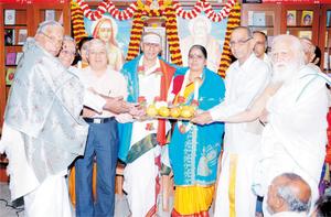 ಪರಿಪೂರ್ಣಮಹನೀಯ 2012, ವಿದ್ವಾನ್ ಕೆ. ಜಿ. ಸುಬ್ರಾಯಶರ್ಮಾ ದಂಪತಿಗಳಿಗೆ `ಸದ್ಗುರೂಪಾಸನಂ' ಗ್ರಂಥಲೋಕಾರ್ಪಣಸಮಾರಂಭದಲ್ಲಿ ಗೌರವ ಸನ್ಮಾನ, 27-6-2013, ಗುರುವಾರ