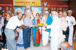 `ಗೀತಾಕಲ್ಪತರು-40' ಕೃತಿರತ್ನದ ಲೋಕಾರ್ಪಣಸಮಾರಂಭದಲ್ಲಿ ವಿದ್ವಾನ್ ಕೆ. ಜಿ. ಸುಬ್ರಾಯ ಶರ್ಮಾದಂಪತಿಗಳಿಗೆ ಅಭಿಮಾನಿಗಳಿಂದ ಗೌರವಸನ್ಮಾನ - 17-8-2013, ಶನಿವಾರ