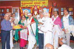 `ತೈತ್ತಿರೀಯದ ತಿರುಳು-45' ಗ್ರಂಥರತ್ನದ ಲೋಕಾರ್ಪಣಸಮಾರಂಭದಲ್ಲಿ ವಿದ್ವಾನ್ ಕೆ. ಜಿ. ಸುಬ್ರಾಯಶರ್ಮಾದಂಪತಿಗಳಿಗೆ ಗೌರವಪೂರ್ವಕ ಸನ್ಮಾನ, 30-1-2014, ಗುರುವಾರ
