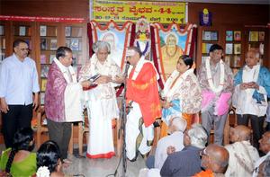 `ವೇದಾಂತಪ್ರವಚನಚತುರ' ವಿದ್ವಾನ್ ಕೆ. ಜಿ. ಸುಬ್ರಾಯಶರ್ಮಾರವರ `ಸಂಸ್ಕೃತ ವೈಭವ -44' ಗ್ರಂಥರತ್ನದ ಲೋಕಾರ್ಪಣ ಸಮಾರಂಭದಲ್ಲಿ ಮುಖ್ಯ ಅತಿಥಿಗಳು, 30-12-2013, ಸೋಮವಾರ