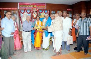 ರಾಮಾಂಜನೇಯ-46' ಗ್ರಂಥರತ್ನದ ಲೋಕಾರ್ಪಣಸಮಾರಂಭದಲ್ಲಿ `ಉಪನಿಷದ್ ರತ್ನಾಕರ' ವಿದ್ವಾನ್ ಕೆ. ಜಿ. ಸುಬ್ರಾಯಶರ್ಮಾದಪಂತಿಗಳಿಗೆ ಗೌರವ ಸನ್ಮಾನ, 26-2-2014, ಬುಧವಾರ