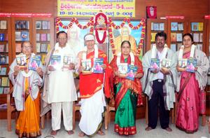 `ವೇದಾಂತಚಕ್ರವರ್ತಿ' ಡಾ ॥ ಕೆ. ಜಿ. ಸುಬ್ರಾಯಶರ್ಮಾರವರ `ಶ್ರೀಶ್ರೀಗಳ ಸಂಶೋಧನೆ'-54 ಕೃತಿರತ್ನದ ಲೋಕಾರ್ಪಣಸಮಾರಂಭದಲ್ಲಿ ಮುಖ್ಯ ಅತಿಥಿಗಳು, 19-10-2014, ಭಾನುವಾರ