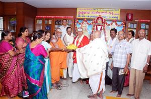 `ಶಾಸ್ತ್ರನಿಧಿ' ಡಾ ॥ ಕೆ. ಜಿ. ಸುಬ್ರಾಯಶರ್ಮಾರವರ `ಶ್ರೀಶ್ರೀಗಳ ಸಂಶೋಧನೆ'-54 ಕೃತಿರತ್ನದ ಲೋಕಾರ್ಪಣ ಸಮಾರಂಭದಲ್ಲಿ ಶರ್ಮಾದಂಪತಿಗಳಿಗೆ `ಗೌರವ ಸನ್ಮಾನ'. 19-10-2014, ಭಾನುವಾರ