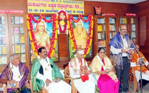 `ಶಾಂಕರಾದ್ವೈತವೇದಾಂತಾಚಾರ್ಯ' ವಿದ್ವಾನ್ ಡಾ ॥ ಕೆ. ಜಿ. ಸುಬ್ರಾಯಶರ್ಮಾರವರ `ಮಹರ್ಷಿಗಳ ಅಷ್ಟಕ ಸ್ತೋತ್ರಗಳು'-55 ಕೃತಿರತ್ನದ ಲೋಕಾರ್ಪಣ ಸಮಾರಂಭದಲ್ಲಿ ಡಾ ॥ ಆರ್. ಎನ್. ನಾಗರಾಜರವರು ಮಾತಾಡುತ್ತಿದ್ದಾರೆ. 11-11-2014, ಮಂಗಳವಾರ