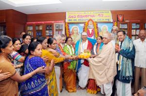 `ವೇದಾಂತರತ್ನಾಕರ' ಡಾ ॥ ಕೆ. ಜಿ. ಸುಬ್ರಾಯಶರ್ಮಾರವರ `ನೀತಿಶ್ಲೋಕಗಳು'-57 ಕೃತಿರತ್ನದ ಲೋಕಾರ್ಪಣಸಮಾರಂಭದಲ್ಲಿ ಶ್ರೀಶರ್ಮಾದಂಪತಿಗಳಿಗೆ ಸನ್ಮಾನ. 20-1-2015, ಮಂಗಳವಾರ