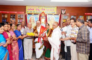`ಶಾಸ್ತ್ರವಿದ್ಯಾನಿಧಿ' ಡಾ ॥ ಕೆ. ಜಿ. ಸುಬ್ರಾಯಶರ್ಮರ `ವಿವೇಕರತ್ನ'-59 ಕೃತಿರತ್ನದ ಲೋಕಾರ್ಪಣ ಸಮಾರಂಭದಲ್ಲಿ ಸುಬ್ರಾಯಶರ್ಮಾದಂಪತಿಗಳಿಗೆ ಗೌರವಸನ್ಮಾನ. 17-3-2015, ಮಂಗಳವಾರ