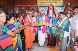 `ವೇದಾಂತಪರುಷಮಣಿ' ಡಾ ॥ ಕೆ. ಜಿ. ಸುಬ್ರಾಯಶರ್ಮಾ ದಂಪತಿಗಳಿಗೆ, `ಗುರುಶಿಷ್ಯ ಸಂಬಂಧ'-60 ಕೃತಿರತ್ನದ ಲೋಕಾರ್ಪಣಸಮಾರಂಭದಲ್ಲಿ ಅಭಿಮಾನಿಗಳಿಂದ `ಗೌರವಸನ್ಮಾನ'; 18-4-2015, ಶನಿವಾರ