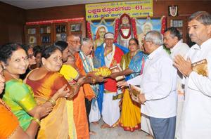 `ಉಪನಿಷದ್ರತ್ನಾಕರ' ವಿದ್ವಾನ್ ಕೆ. ಜಿ. ಸುಬ್ರಾಯಶರ್ಮಾದಂಪತಿಗಳಿಗೆ `ಲಕ್ಷಣ ಶ್ಲೋಕಗಳು'-61 ಕೃತಿರತ್ನದ ಲೋಕಾರ್ಪಣಸಮಾರಂಭದಲ್ಲಿ `ಗೌರವಸನ್ಮಾನ'; 12-5-2015, ಮಂಗಳವಾರ