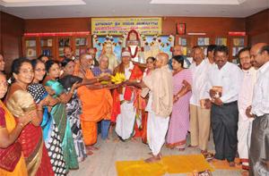 ಭಗವಾನ್ ಶ್ರೀರಮಣ ಮಹರ್ಷಿಗಳ `ಉಪದೇಶಸಾರ'-62 ಕೃತಿರತ್ನದ ಲೋಕಾರ್ಪಣ ಸಮಾರಂಭದಲ್ಲಿ ಲೇಖಕ ವಿದ್ವಾನ್ ಕೆ. ಜಿ. ಸುಬ್ರಾಯಶರ್ಮಾದಂಪತಿಗಳಿಗೆ `ಗೌರವಸನ್ಮಾನ' 23-6-2015, ಮಂಗಳವಾರ