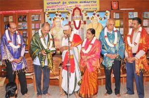 ಭಗವಾನ್ ಶ್ರೀರಮಣ ಮಹರ್ಷಿಗಳ `ಉಪದೇಶಸಾರ'-62 ಕೃತಿರತ್ನದ ಶ್ರೀರಮಣಭಕ್ತ ಶ್ರೀ ಎನ್. ನಂದಕುಮಾರ್‍ರವರು ಲೋಕಾರ್ಪಣೆ ಮಾಡುತ್ತಿದ್ದಾರೆ. 23-6-2015, ಮಂಗಳವಾರ