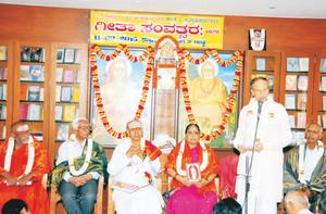 `ಉಪನಿಷದ್ರತ್ನಾಕರ' ಡಾ ॥ ಕೆ. ಜಿ. ಸುಬ್ರಾಯಶರ್ಮಾರವರ `ಗೀತಾ ಸಂವತ್ಸರ' ಕೃತಿರತ್ನದ ಲೋಕಾರ್ಪಣದಲ್ಲಿ ಮಾತನಾಡುತ್ತಿರುವ ಬಿ. ರಾಘವೇಂದ್ರ ಶೆಣೈರವರು - 11-9-2015, ಶುಕ್ರವಾರ