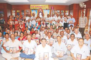 ಡಾ ॥ ಕೆ. ಜಿ. ಸುಬ್ರಾಯಶರ್ಮಾರವರ `ವಂದೇ ಶಂಕರಸದ್ಗುರುಂ'-64ನೇ ಕುಸುಮ ಗ್ರಂಥರತ್ನದ ಲೋಕಾರ್ಪಣ ಸಮಾರಂಭದಲ್ಲಿ ಶ್ರೀಶಂಕರರ ಆರಾಧಕರುಗಳು - 7-9-2015, ಸೋಮವಾರ