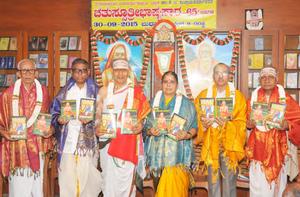 ಮಹಾಮಹೋಪಾಧ್ಯಾಯ ವಿದ್ವಾನ್ ಕೆ. ಜಿ. ಸುಬ್ರಾಯಶರ್ಮಾರವರ `ಚತುಸ್ಸೂತ್ರೀಭಾಷ್ಯಸಾರ'-65 ಕೃತಿರತ್ನದ ಲೋಕಾರ್ಪಣ ಸಮಾರಂಭದಲ್ಲಿ ಗಣ್ಯ ಅತಿಥಿಗಳು ; 30-9-2015, ಬುಧವಾರ