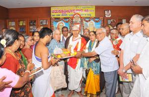 `ಚತುಸ್ಸೂತ್ರೀಭಾಷ್ಯಸಾರ'-65 ಕೃತಿರತ್ನದ ಲೋಕಾರ್ಪಣ ಸಮಾರಂಭದಲ್ಲಿ ಲೇಖಕ ವಿದ್ವಾನ್ ಕೆ. ಜಿ. ಸುಬ್ರಾಯಶರ್ಮಾ ದಂಪತಿಗಳಿಗೆ ಸದ್ಗುರುಭಕ್ತರಿಂದ ಗೌರವಸನ್ಮಾನ - 30-9-2015, ಬುಧವಾರ