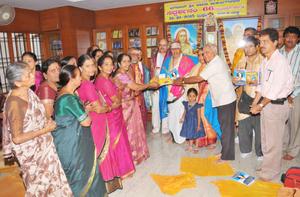 ಭಗವಾನ್ ಶ್ರೀರಮಣಮಹರ್ಷಿಗಳವರ `ಸದ್ದರ್ಶನಂ'-66 ಗ್ರಂಥರತ್ನದ ಲೋಕಾರ್ಪಣ ಸಮಾರಂಭದಲ್ಲಿ ಶ್ರೀರಮಣಮಹರ್ಷಿಗಳ ಭಕ್ತರಿಂದ ಲೇಖಕ ಶರ್ಮಾದಂಪತಿಗಳಿಗೆ ಗೌರವಸನ್ಮಾನ 21-10-2015, ಬುಧವಾರ