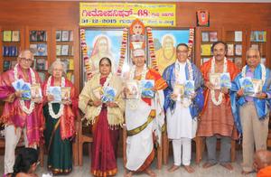 `ಗೀತೋಪನಿಷತ್ '-68 ಗ್ರಂಥದ ಲೋಕಾರ್ಪಣ ಸಮಾರಂಭದಲ್ಲಿ ಡಾ ॥ ಕೆ. ವಿ. ರಾಮು (USA), ಡಾ ॥ ಶರ್ಮಾದಂಪತಿಗಳೊಂದಿಗೆ ಶ್ರೀಮತಿ ರುಕ್ಮಿಣಿರಾಮು (USA), ಡಾ ॥ ಡಿ. ಸಿ. ರಾವ್ (USA), ಡಾ ॥ ವಿಜಯೇಂದ್ರ ಮುನಿಕೋಟಿ (ಜರ್ಮನಿ), ಡಾ ॥ ಸುಂದರರಾಮನ್‍ರವರು; 31-12-2015, ಗುರುವಾರ