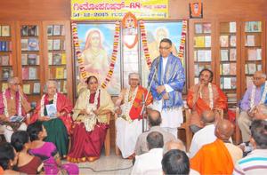`ಗೀತೋಪನಿಷತ್'-68 ಗ್ರಂಥರತ್ನದ ಲೋಕಾರ್ಪಣೆಯಾದಮೇಲೆ ಡಾ ॥ ಡಿ. ಸಿ. ರಾವ್ (USA)ರವರು ಮಾತನಾಡುತ್ತಿದ್ದಾರೆ. ಉಳಿದ ಅತಿಥಿಗಳೂ ಇದ್ದಾರೆ. 31-12-2015, ಗುರುವಾರ