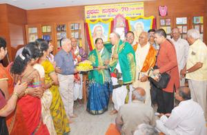 ವೇದಾಂತಚಕ್ರವರ್ತಿ ಡಾ ॥ ಕೆ. ಜಿ. ಸುಬಾರ್ಯಶರ್ಮಾರವರ `ಪ್ರಥಮ ಪುಸ್ತಕಂ'-70 ಲೋಕಾರ್ಪಣ ಸಮಾರಂಭದಲ್ಲಿ ವಿದ್ವಾನ್ ಶರ್ಮಾ ದಂಪತಿಗಳಿಗೆ ಸದ್ಗುರುಭಕ್ತರುಗಳಿಂದ ಭಕ್ತಿಗೌರವಪೂರ್ವಕ ಸನ್ಮಾನ; 16-2-2016, ಮಂಗಳವಾರ